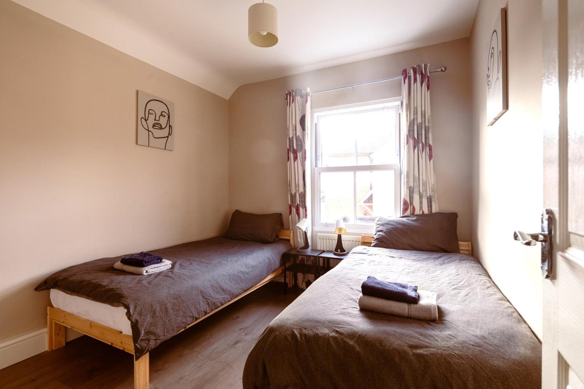 Family Home In Central Guildford With Parking Exterior foto