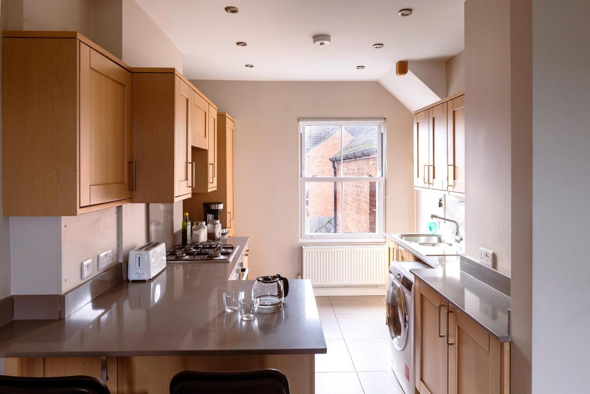 Family Home In Central Guildford With Parking Exterior foto