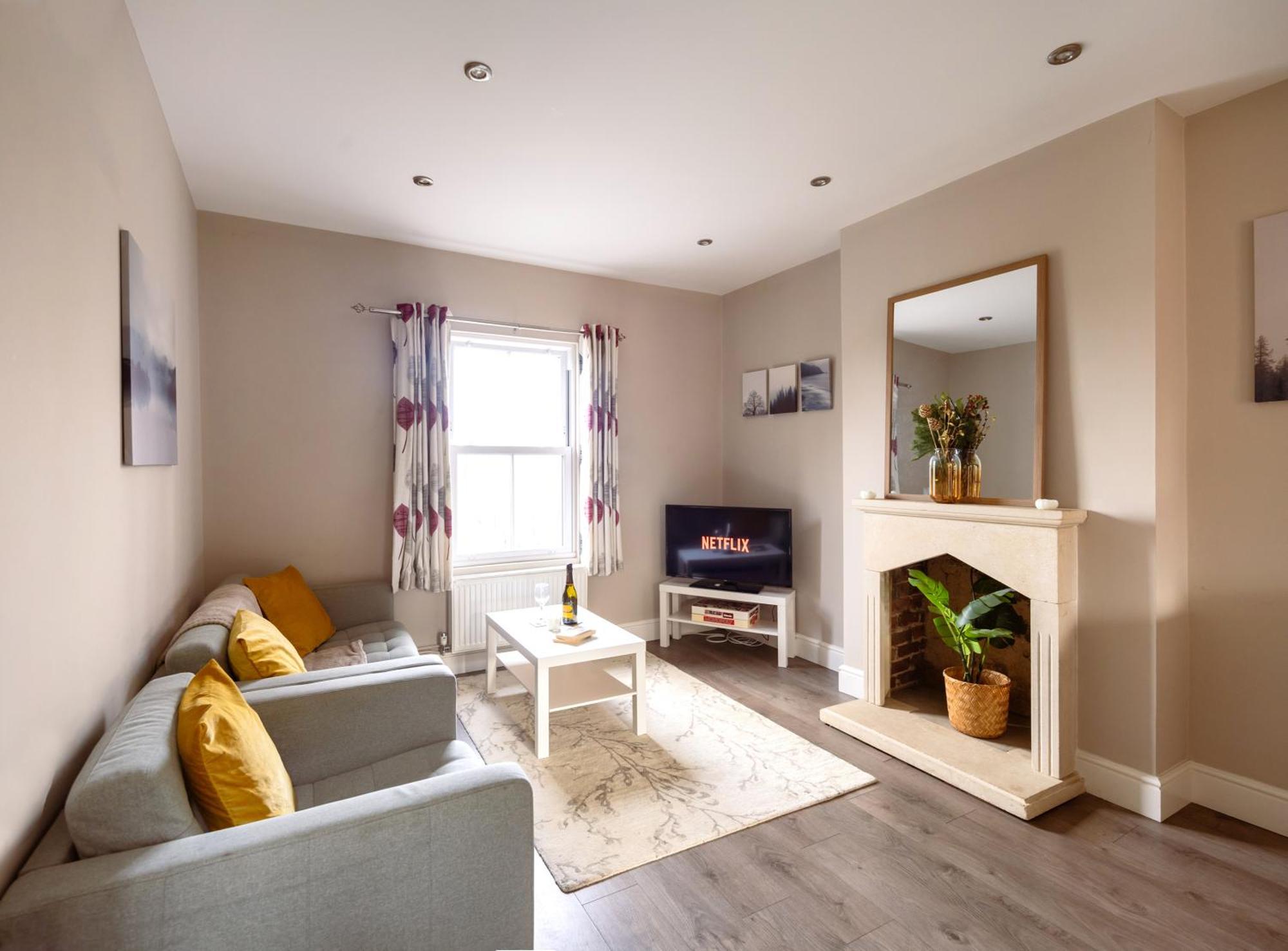Family Home In Central Guildford With Parking Exterior foto