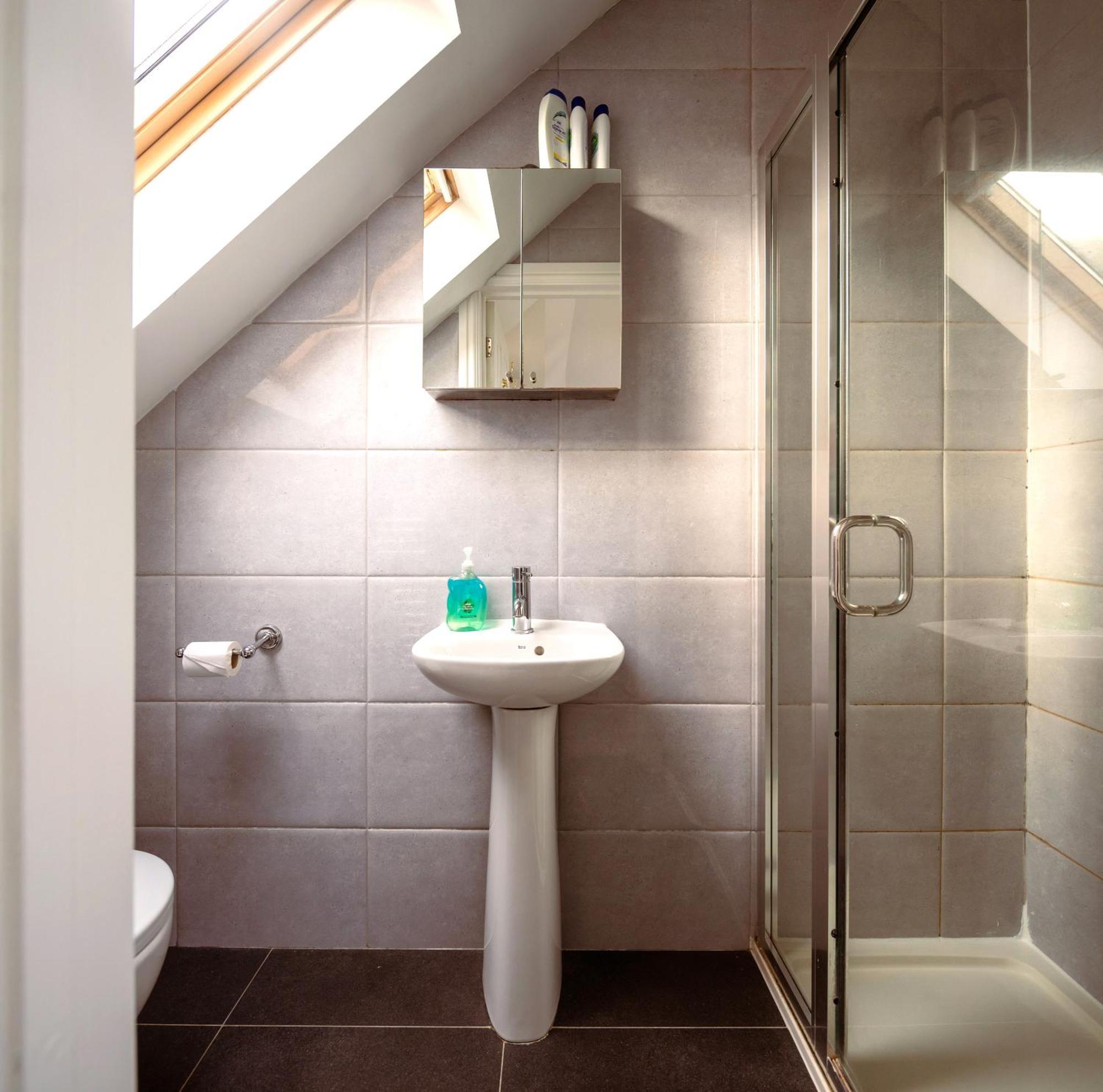 Family Home In Central Guildford With Parking Exterior foto