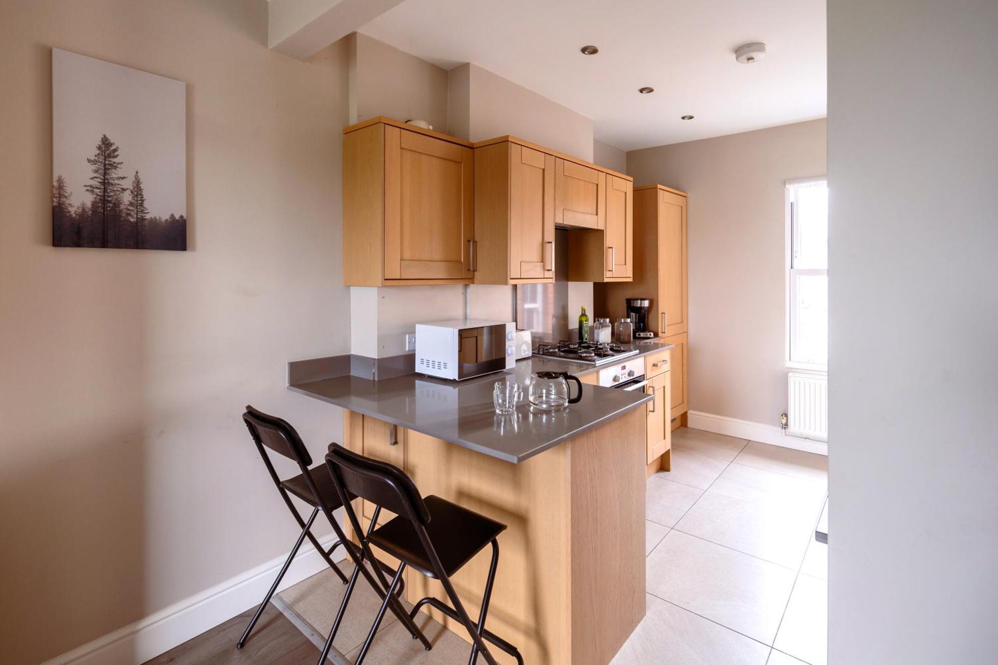 Family Home In Central Guildford With Parking Exterior foto